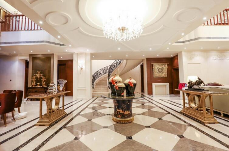 欧式别墅装修旋转楼梯实景图.jpg 欧式别墅装修旋转楼梯实景图.jpg